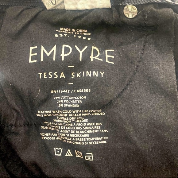 Zumiez EMPYRE Tessa Destroyed Distressed Denim Black Jeans Size 0 - Picture 6 of 7